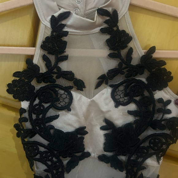 Beautiful lyrical Leotard with black lace, lace wrap around headpiece included - Picture 2 of 5